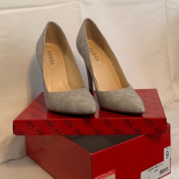 GUESS Ivory pumps Size 9 - Picture 4 of 5